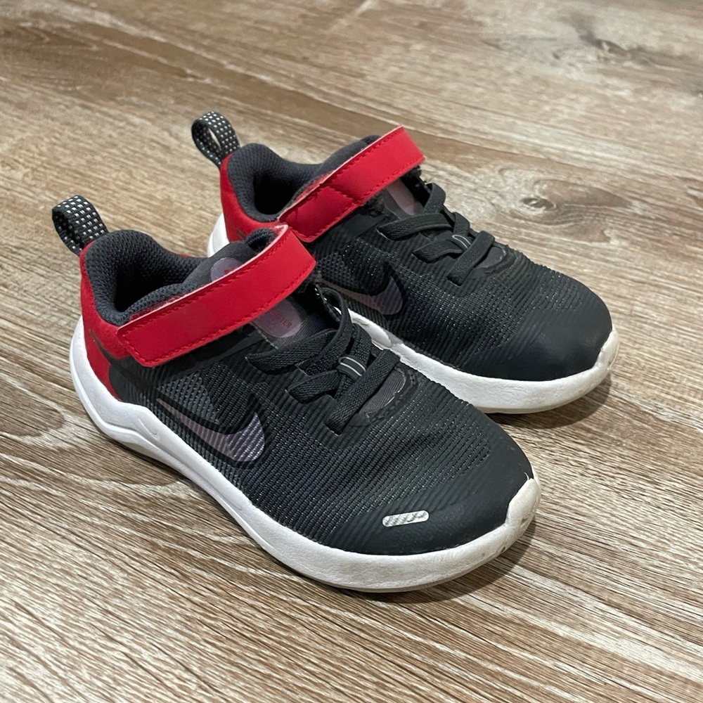 Toddler boy Nike tennis shoes size 8c gently used